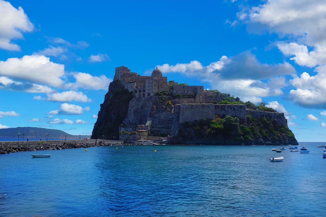 Vacanze al mare, i luoghi da non perdere assolutamente sull’isola d’Ischia